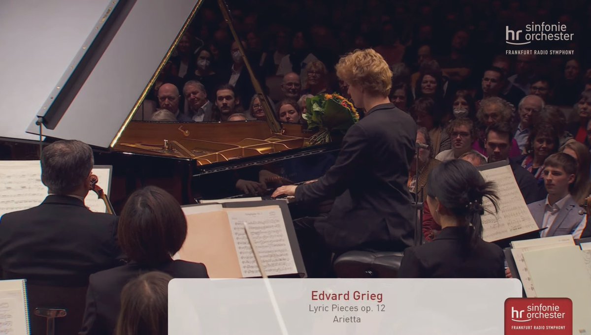 His piano playing was beautiful as always..Bravo!!! 🌹✨ YouTubeで配信を鑑賞🎹 グリーグピアノ協奏曲、迫力があり美しい音色に感動しました。 ブラームス2番も素晴らしかったです! #janlisiecki  #ヤンシリエツキ　#piano #classic  #frankfurtRadioSymphony #live