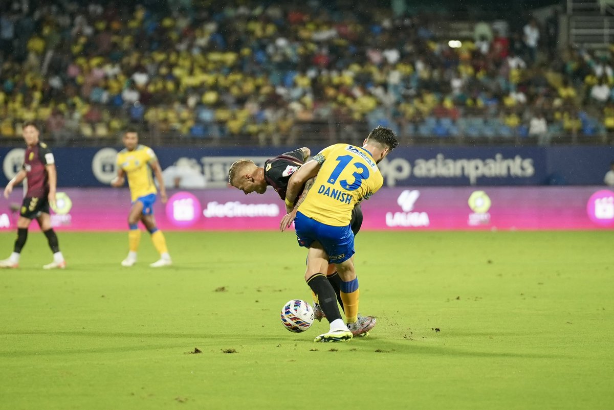 danishbhat09's tweet image. Alhamdulillah. Blasters Army and Manjappada,you were the ones that pushed us over the line last night! 🟡 Your voices of support made all the difference in what was a very tough game against a strong opposition.We missed you.We heard you. We&apos;ll see you soon!#KBFCHFC #YennumYellow