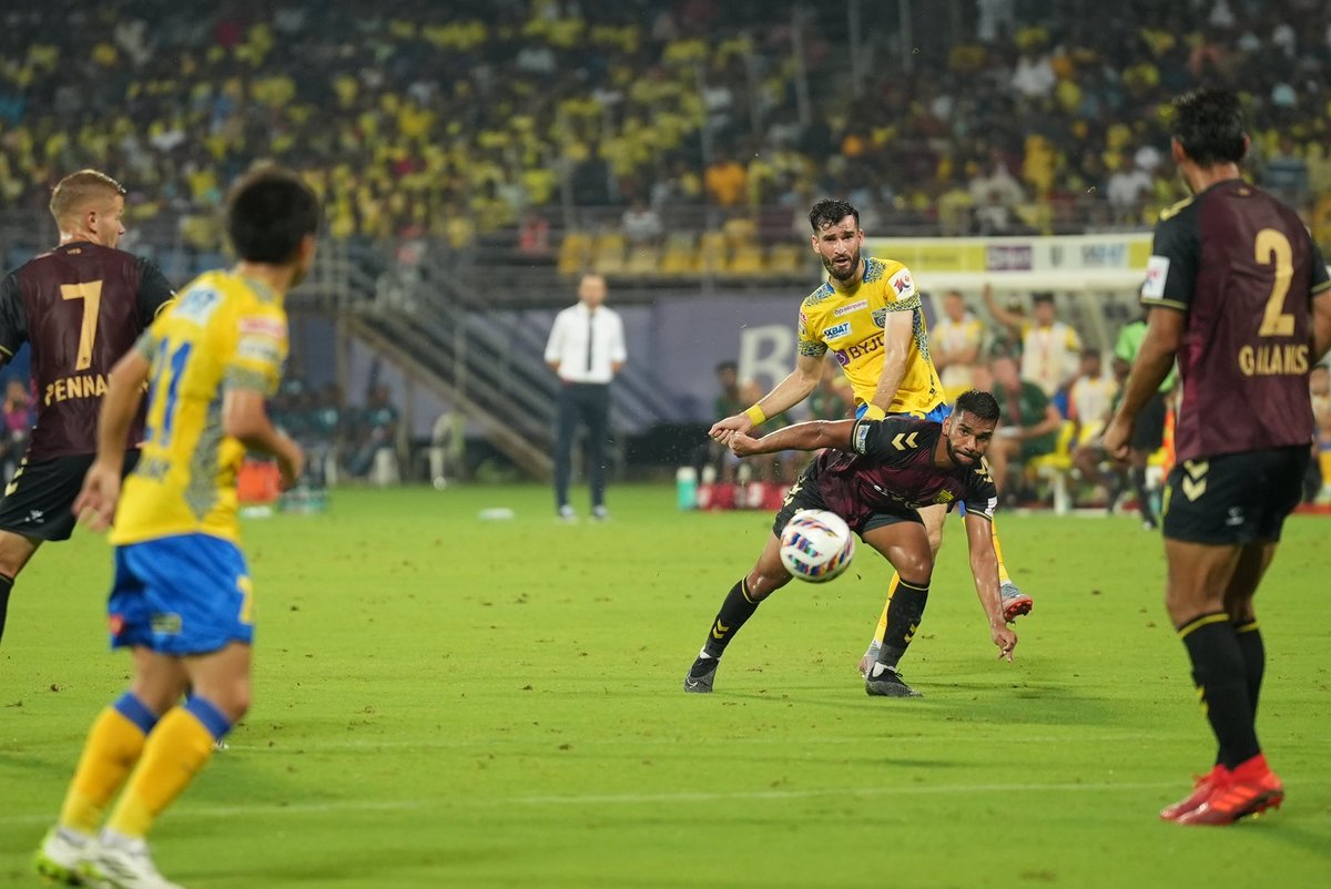 danishbhat09's tweet image. Alhamdulillah. Blasters Army and Manjappada,you were the ones that pushed us over the line last night! 🟡 Your voices of support made all the difference in what was a very tough game against a strong opposition.We missed you.We heard you. We&apos;ll see you soon!#KBFCHFC #YennumYellow