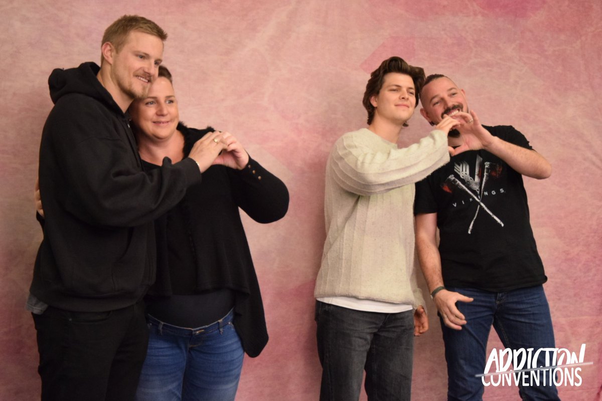 AddictionConv's tweet image. Les photos duos et trios s'enchaînent à la #FKTP2. #Vikings