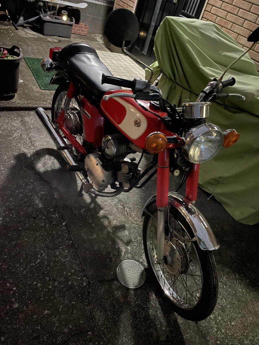 tatemo_ep3's tweet photo. YAMAHA YB-1 2ストモデル納車しました🏍
仕事終わりなのに運んでくれただいすけ君ほんとにありがとう!!!
これから長くよろしく🙏 https://t.co/pnhPUNGPfW
