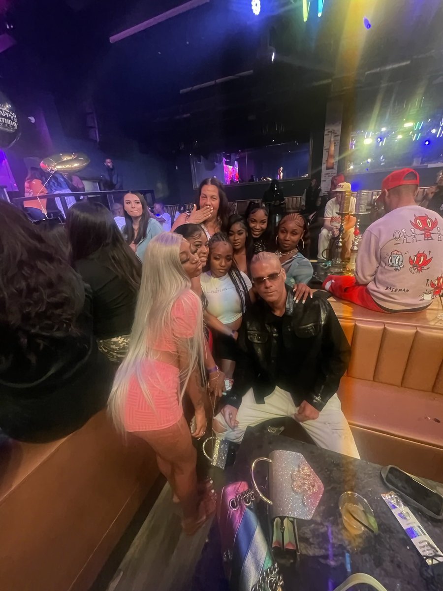 NeonjesusTV's tweet photo. If you have a big vision, a real bossman work ethic , and keep your promises, people will love you. Because in 2023 the average male talks about it , but has zero follow through. #neonjesus #wwnjd #neonjesuslovesyou #asseenonvladtv #mtv #boss #bookme #lovemakestheworldgoround https://t.co/JOl6mreqlV
