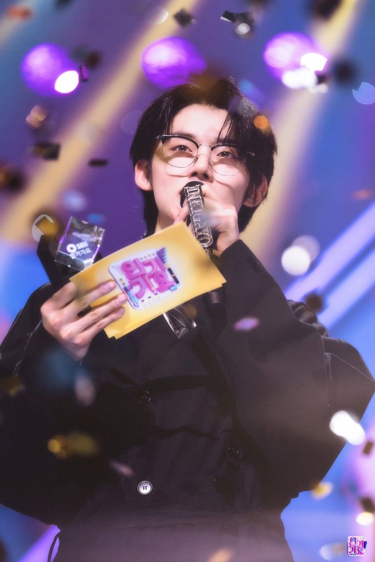 TheRisolMayo's tweet photo. @canhgbin @ivewonvy *ambil mic* makasih digo. 😁

Halo riyo's dengan Juno yang berdiri disini mewakili semua Risol's, jadi gimana hari ini anak anak? Cie cd, cie mau pisah.. 

Sedih atau Seneng? Juno harap kalian tetap bahagia ya pokoknya jangan sedih sedih oke? Janji bakal bahagia terus? https://t.co/K0fl6tJJRz