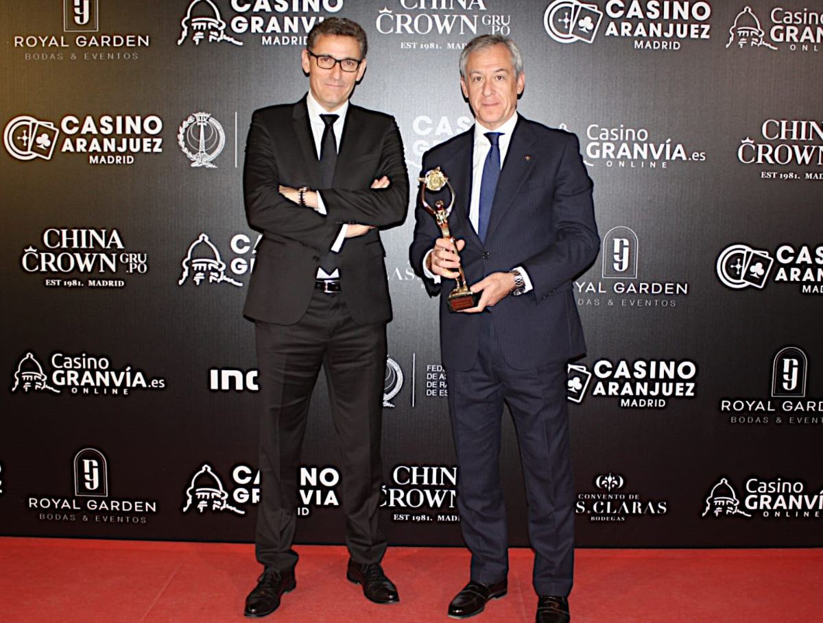 Enclmdiario's tweet photo. 💪💪💪 Eurocaja Rural recoge la Antena de Oro Extraordinaria, "no mandamos a los clientes al cajero" - ENCLM https://t.co/Vqjv8psoKH https://t.co/rQ7iwsKjMO