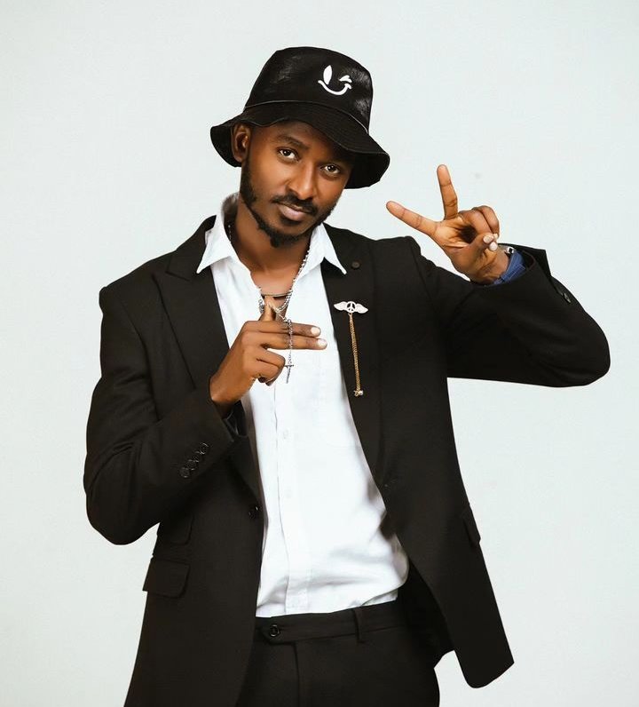 Rukiira_'s tweet photo. Muze tureke kugendera mu kigare cya #Munyangire
Yago kuva twamumenya ndakeka ntahantu arigera adutenguha yaba mubyo akora ndetse nuko yitwara👌Kuki abandi iyo bafite album launch muba posting muka bakorera publicite arik Yago we mukaba mwaramuciye amazi?😭
Urukundo ruganze🔐 https://t.co/VOiVsR5sGh