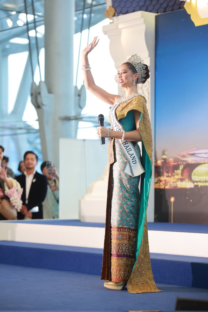 around_ent's tweet photo. ถึงประเทศไทยแล้ว “แอนโทเนีย โพซิ้ว” รองอันดับหนึ่ง Miss Universe 2023 เหล่าแฟนนางต้อนรับเนืองแน่น

#MissUniverseThailand2023
#แอนโทเนียโพซิ้ว #AnntoniaPorsild https://t.co/VZRnUXICKy