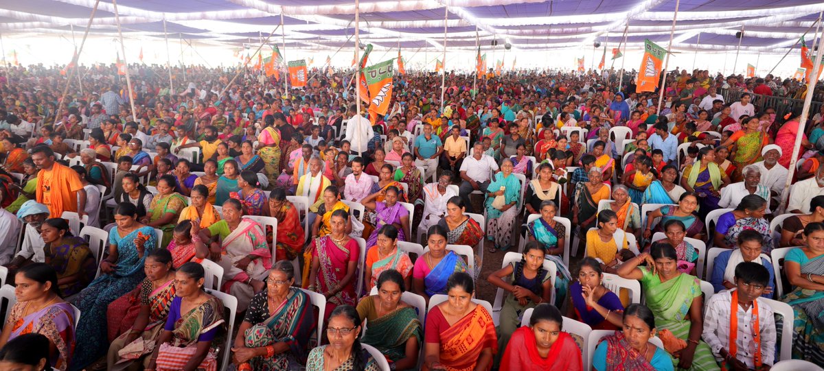 AmitShah's tweet photo. Only the BJP can create a Telangana that truly belongs to its people. Pictures from the public rally in Mulug Assembly.

నిజంగా ప్రజలకు చెందాల్సిన తెలంగాణను బీజేపీ మాత్రమే సృష్టించగలదు. ములుగు అసెంబ్లీ బహిరంగ సభ నుండి చిత్రాలు.
#DoubleEngine4Telangana https://t.co/gyPmFg1g9X
