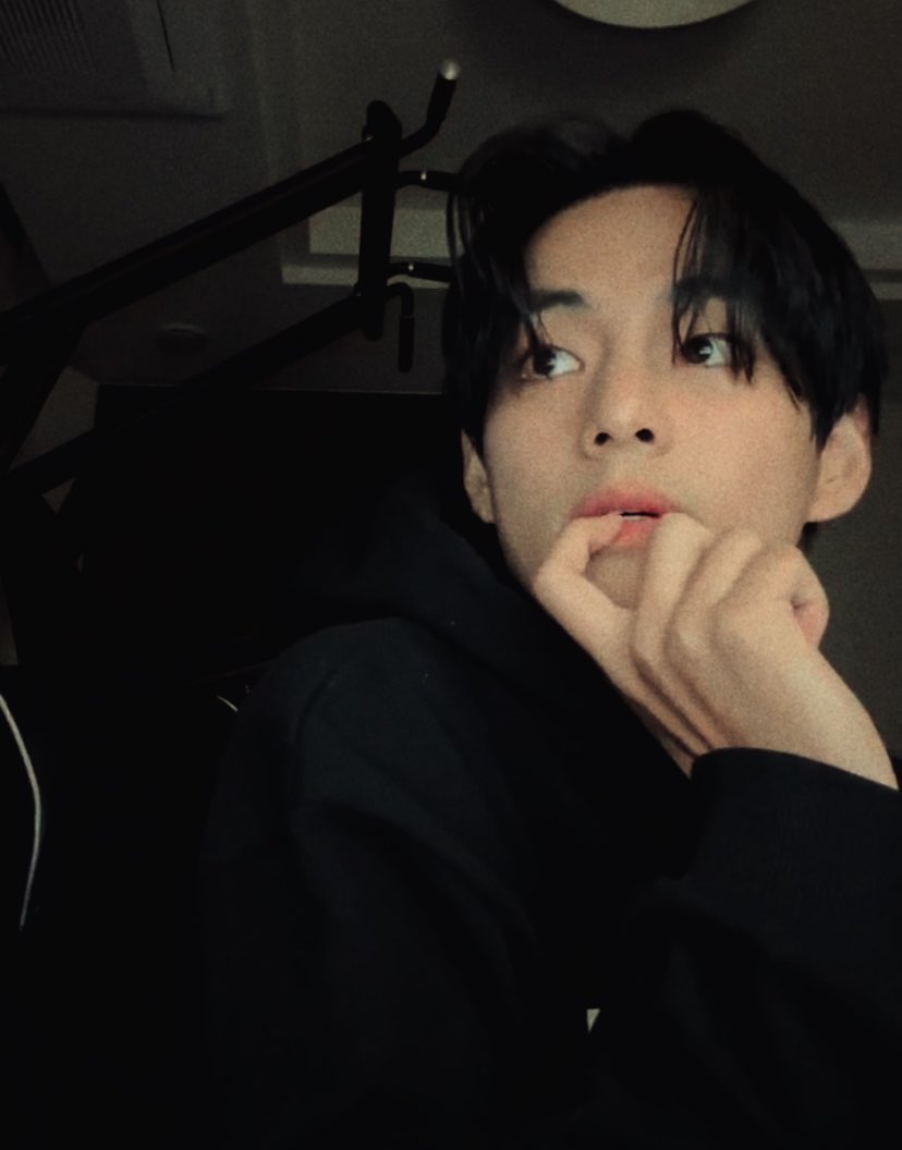 taehyung pretty hands tweet media