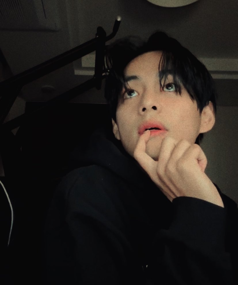 taehyung pretty hands tweet media
