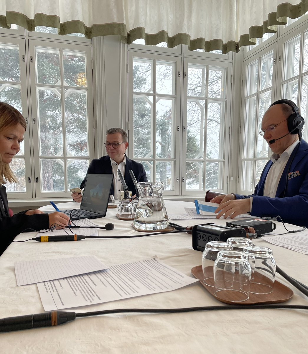 Pääministerin haastattelutunti alkamassa Kesärannassa. Luvassa keskustelua ajankohtaisista aiheista, kuten itärajan tilanteesta ja Suomen taloudesta.