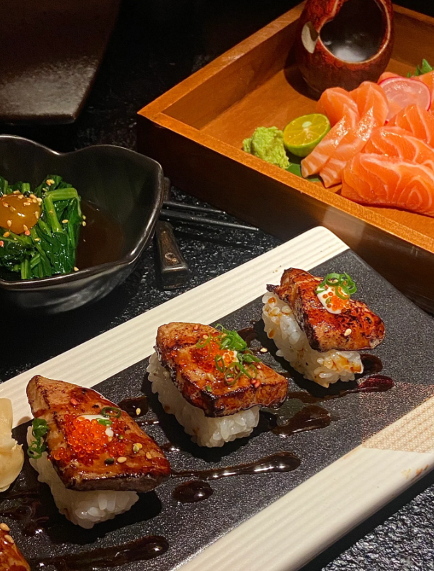Clara01510's tweet photo. そうですこちらはまた行きたいです！！！！！！！
帰りのご褒美に安くて質のいい和食店には本当に何度も食べに行きます！！！！黒と金の内装は雰囲気がいいですね一日の仕事の疲れを癒やしにルックスレベルの高いカクテルを頼みます🍹気分と味蕾が同時に満足しました~ https://t.co/lNDU3E8Aov