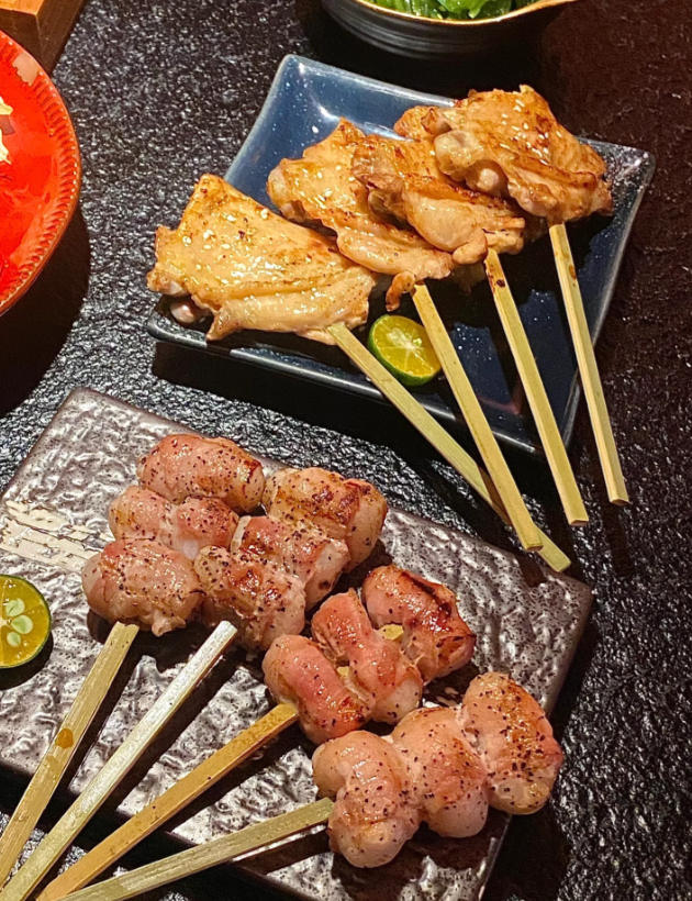 Clara01510's tweet photo. そうですこちらはまた行きたいです！！！！！！！
帰りのご褒美に安くて質のいい和食店には本当に何度も食べに行きます！！！！黒と金の内装は雰囲気がいいですね一日の仕事の疲れを癒やしにルックスレベルの高いカクテルを頼みます🍹気分と味蕾が同時に満足しました~ https://t.co/lNDU3E8Aov