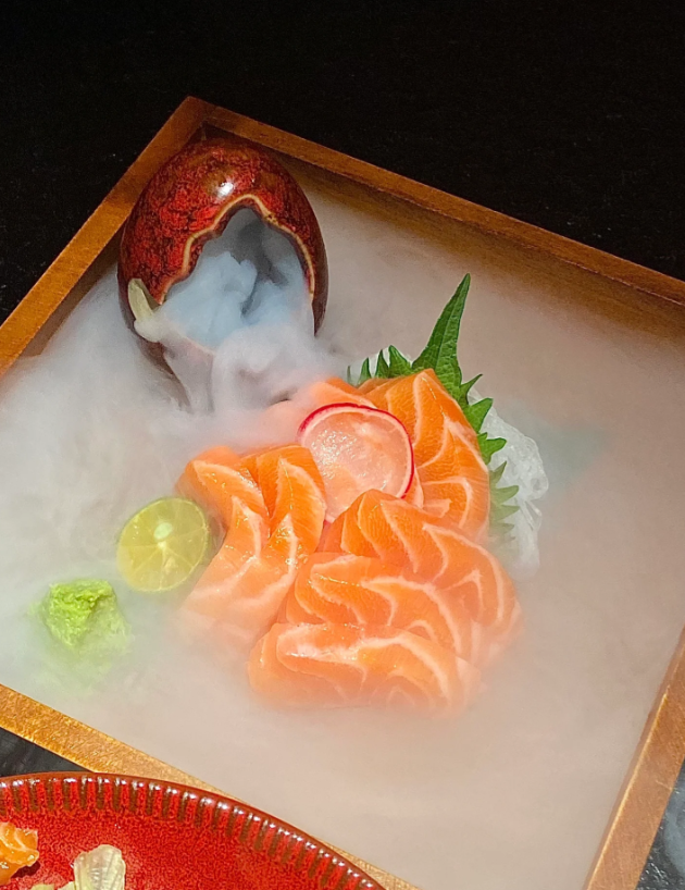 Clara01510's tweet photo. そうですこちらはまた行きたいです！！！！！！！
帰りのご褒美に安くて質のいい和食店には本当に何度も食べに行きます！！！！黒と金の内装は雰囲気がいいですね一日の仕事の疲れを癒やしにルックスレベルの高いカクテルを頼みます🍹気分と味蕾が同時に満足しました~ https://t.co/lNDU3E8Aov