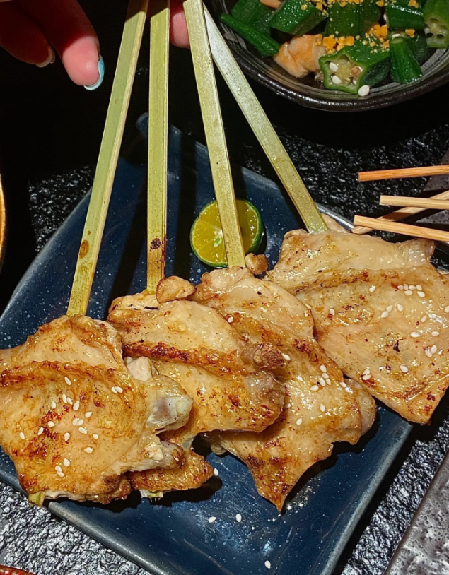 Clara01510's tweet photo. そうですこちらはまた行きたいです！！！！！！！
帰りのご褒美に安くて質のいい和食店には本当に何度も食べに行きます！！！！黒と金の内装は雰囲気がいいですね一日の仕事の疲れを癒やしにルックスレベルの高いカクテルを頼みます🍹気分と味蕾が同時に満足しました~ https://t.co/lNDU3E8Aov