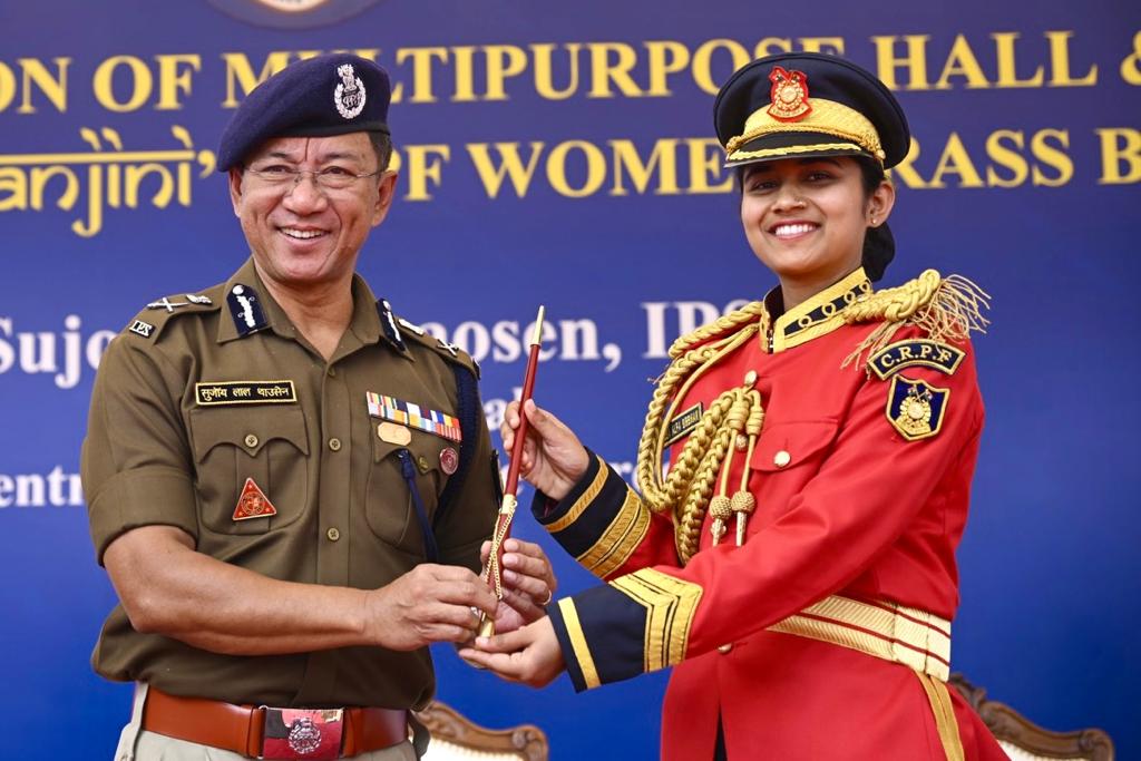 crpfindia's tweet photo. Symphony of valour! 

Breaking stereotype all women #CRPF Brass & Pipe band "SURANJINI" was launched at GC Gr Noida in a grand function.The twin bands won heart with an enthralling rendition of vibrant and patriotic tunes. @sthaosen, DG #CRPF lauded their excellent skill and outstanding performances and bestowed an honorary baton upon CT Sosa Alpa, the #CRPF Bandmaster.