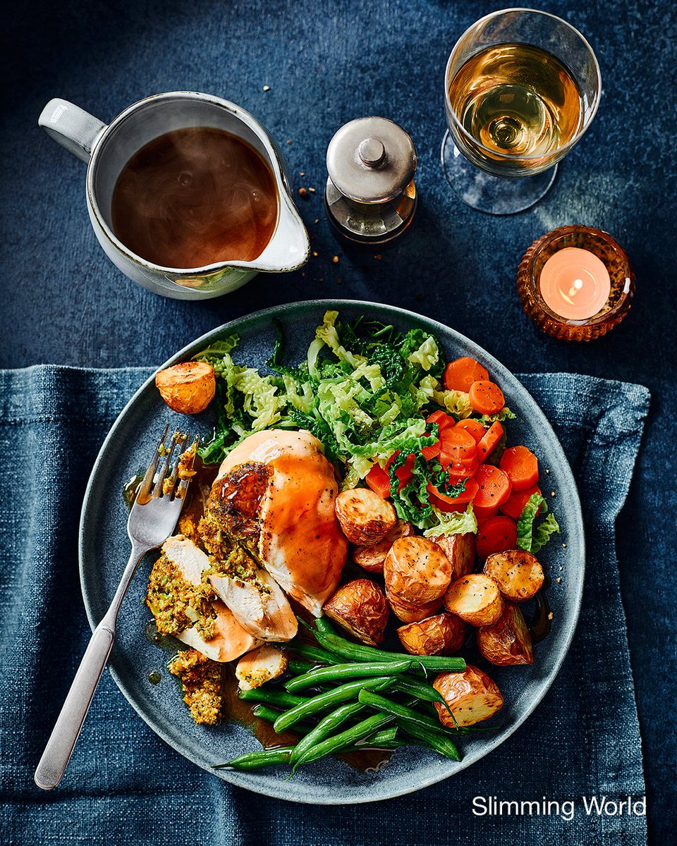 SlimmingWorld's tweet photo. After a delicious dish without the Sunday stress 🕑? Our simple and scrumptious Air fryer chicken dinner is sure to be a winner 🏆. Ready in 35 minutes, make the most of your roast and help keep your weight loss on track ✔. Click here for the recipe 👉: https://t.co/kaRDngnjIt https://t.co/rz4Hulbalz