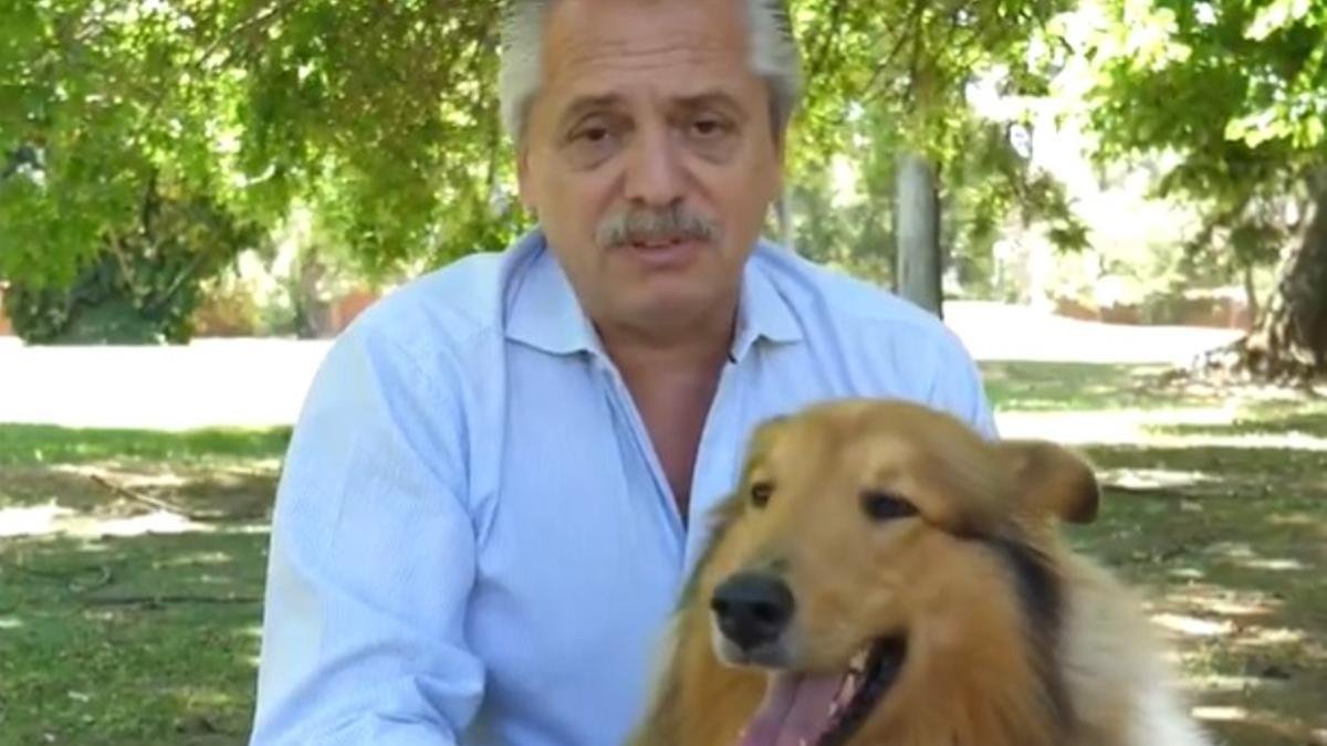 El ENRIQUECIMIENTO ILICITO es el unico delito en el que se invierte la carga de la prueba. El imputado debe explicar a un Fiscal cómo hizo para lograr el patrimonio que se sospecha  ilegal.
Ejemplo. Si una persona no posee vivienda, asume una  funcion residiendo en un