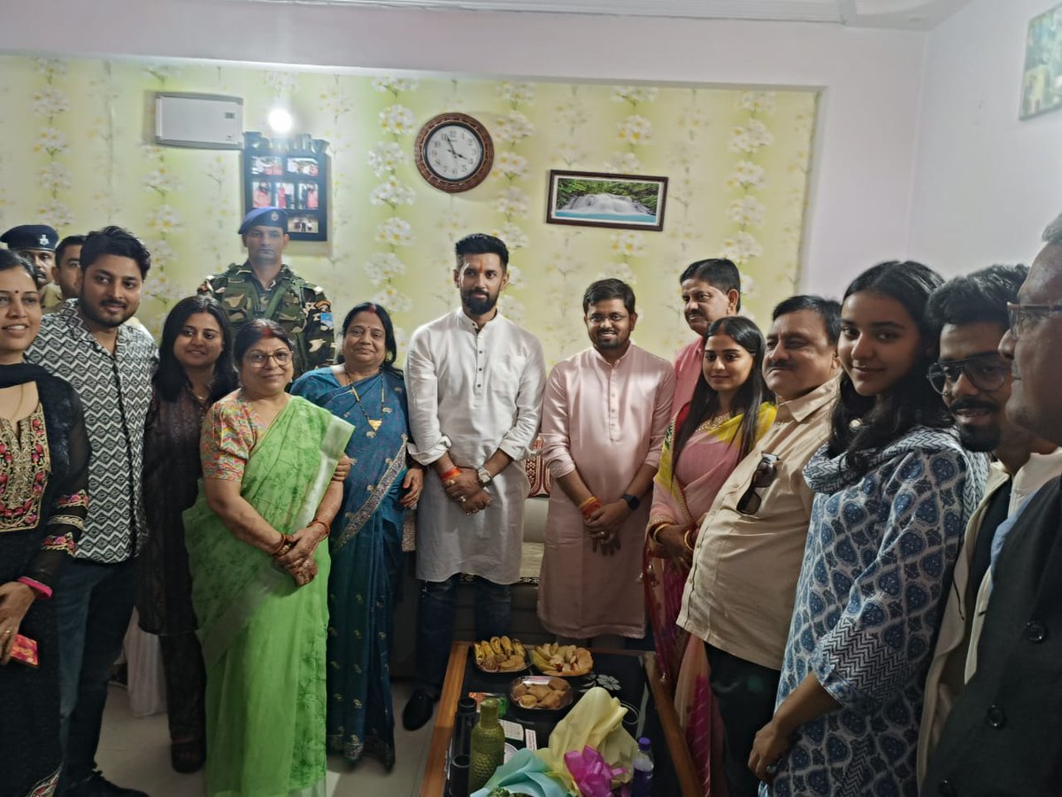LJP4India's tweet photo. आज राष्ट्रीय अध्यक्ष आदरणीय श्री @iChiragPaswan जी ने पटना में पुर्व आईएएस अधिकारी श्री श्याम किशोर जी के सुपुत्र के विवाह उपरांत वर-वधु को उज्जवल भविष्य की शुभकामनाएं प्रेषित की। https://t.co/kiisBJPVBU