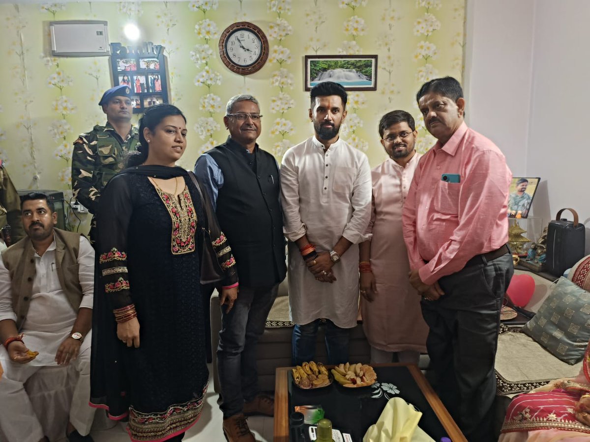 LJP4India's tweet photo. आज राष्ट्रीय अध्यक्ष आदरणीय श्री @iChiragPaswan जी ने पटना में पुर्व आईएएस अधिकारी श्री श्याम किशोर जी के सुपुत्र के विवाह उपरांत वर-वधु को उज्जवल भविष्य की शुभकामनाएं प्रेषित की। https://t.co/kiisBJPVBU