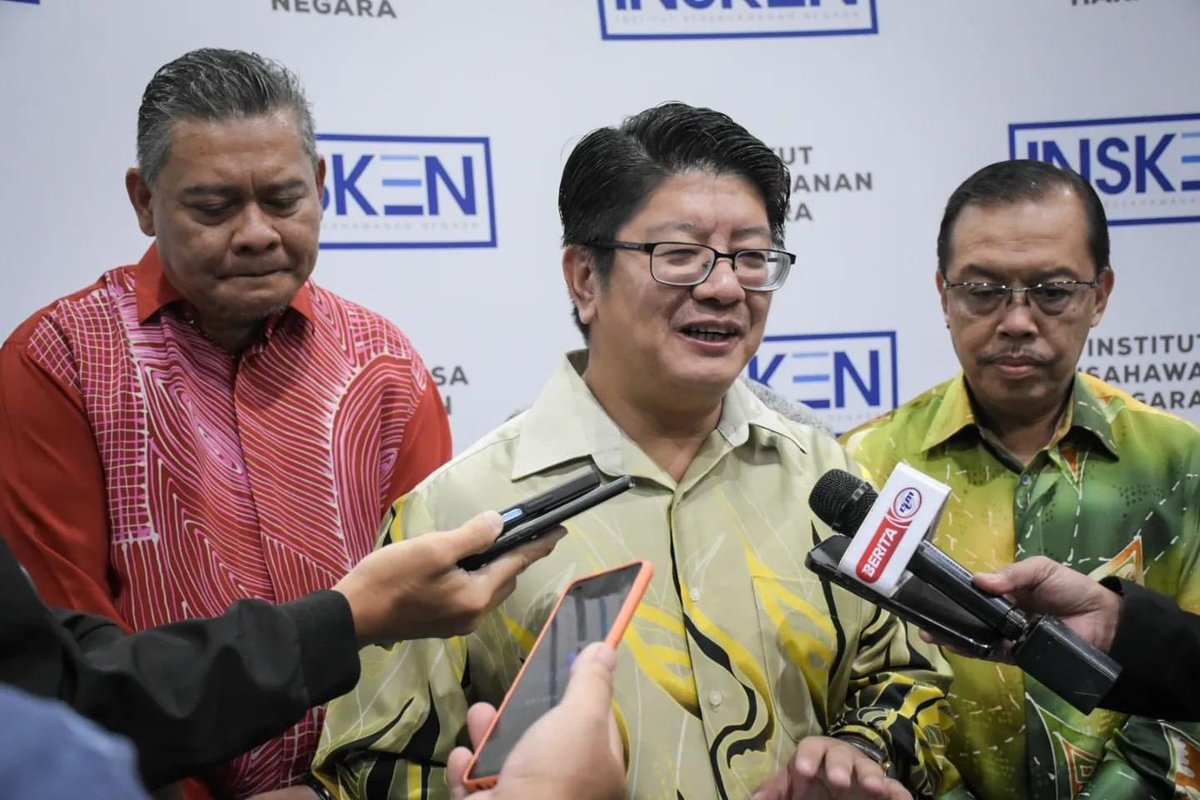 Ewon_Media's tweet photo. 25 NOV 2023 | KOTA KINABALU

Menjawab pertanyaan-pertanyaan media selepas merasmikan majlis graduasi INSKEN.

#ewonbenedick
#ewonbenedickofficialmedia
#kuskop
#teruscemerlang
#insken https://t.co/1Ghc4LGMFJ