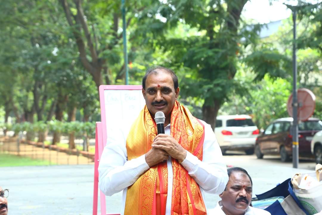 BattiniDilip's tweet photo. గేరు మార్చబడింది, స్పీడు పెరిగింది ఆందోల్ కారులో జోష్ వచ్చింది.వార్ వన్ సైడ్ అయిపోతుంది.  శేరిలింగంపల్లి @GandhiArekapudi అన్న అడ్డా..🚘🤫🫡

#VoteForCar #AGandhiAgain
#sherilingampallyconstituency #kukatpally #medchalconstituency #BRSParty https://t.co/oObh9NMpeW