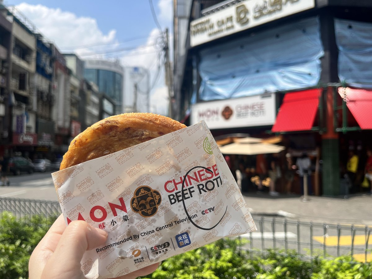 HIS_KualaLumpur's tweet photo. ジャランアロー近くの人気のチャイニーズロティ♪チャイニーズだけどハラルなのでムスリムにも人気で大行列😮平日のお昼前だとほぼ並ばずに買えました！ビーフがRM6でチキンがRM5、個人的にはチキンのが好き👄ぜひお試しを！ https://t.co/8AJFf5O5FS