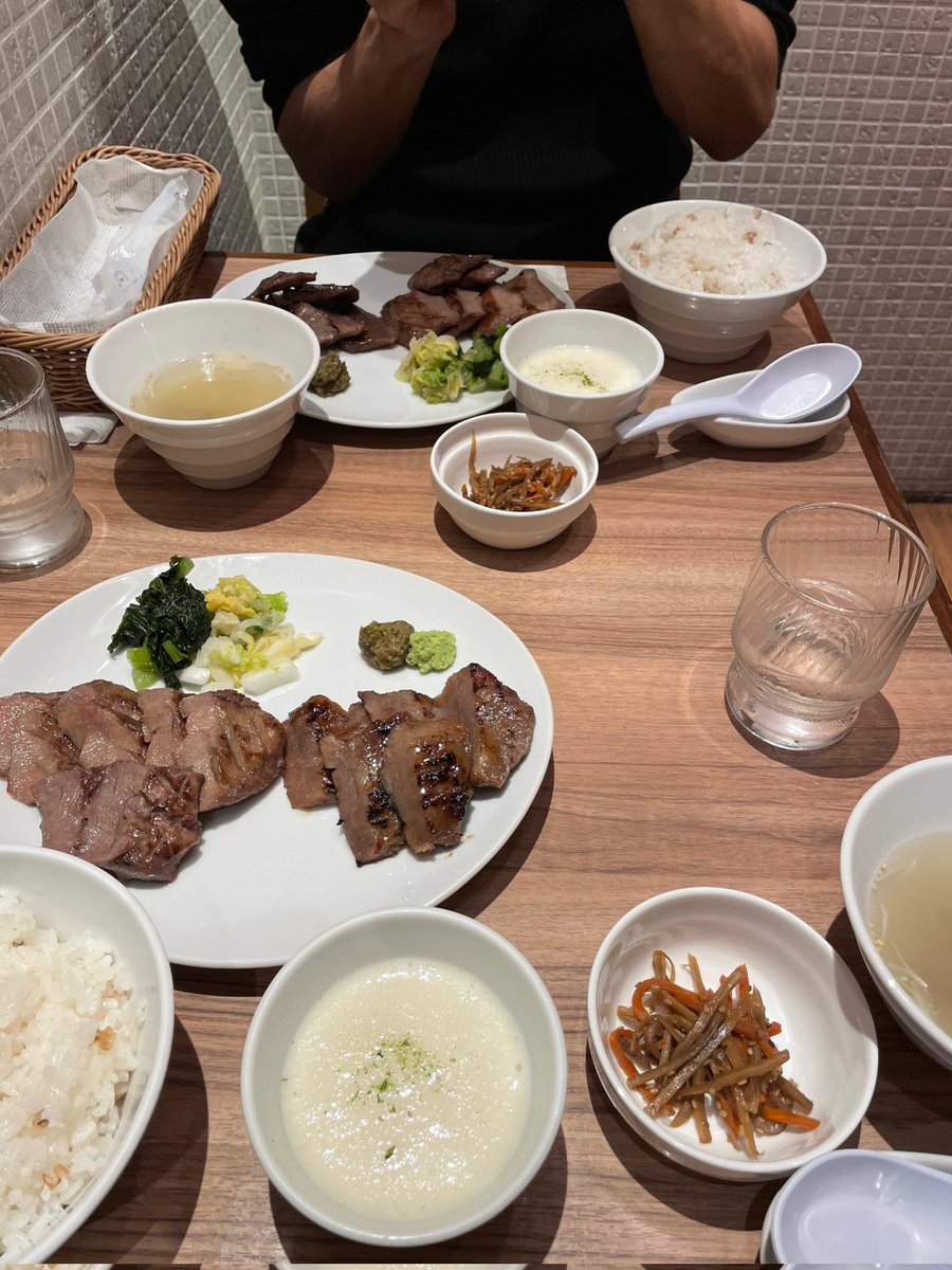 tetsu001110's tweet photo. 彼女とデートなう✌️
牛タンめちゃウマだった🐮

でも欲張りすぎで腹パンパンw https://t.co/qYtfbPbzEz