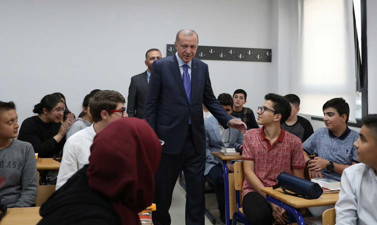 Erdoğan'ın gençlere olan desteği ve eğitime verdiği önem, geleceğimizin teminatı. #EğitimdeYenilik #GençlerinLideriErdoğan