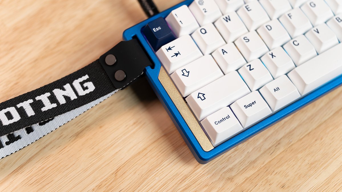 Wooting Alumaze60 with Cyber Teal Cable.