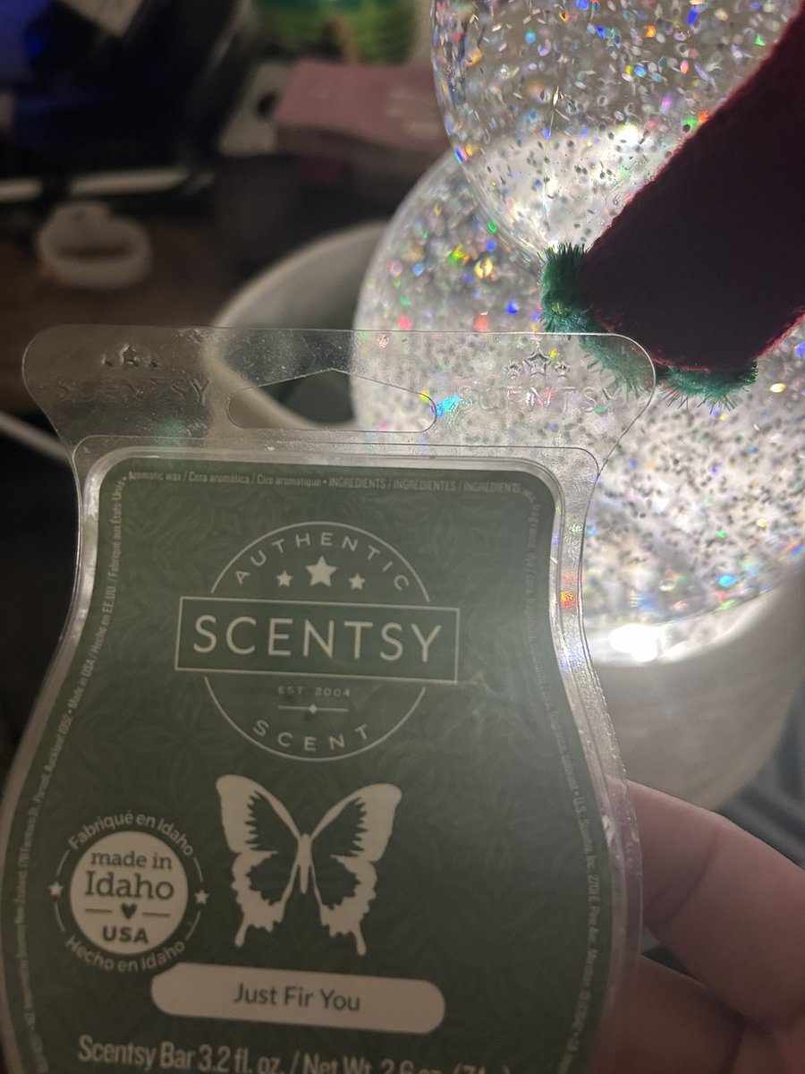 TalbertLeo's tweet image. Found where to put him and decided to put just for you because it smells like a Christmas tree.

* Fun fact Using trivets right now since the width it’s too wide for a stand. Until I find /figure out something wide enough for him.

#latenite #christmas #snowman #wax #waxchange