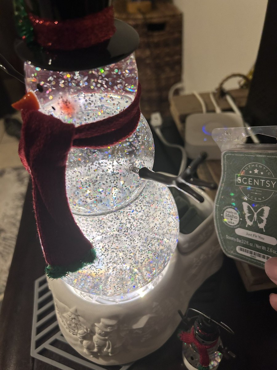 TalbertLeo's tweet image. Found where to put him and decided to put just for you because it smells like a Christmas tree.

* Fun fact Using trivets right now since the width it’s too wide for a stand. Until I find /figure out something wide enough for him.

#latenite #christmas #snowman #wax #waxchange