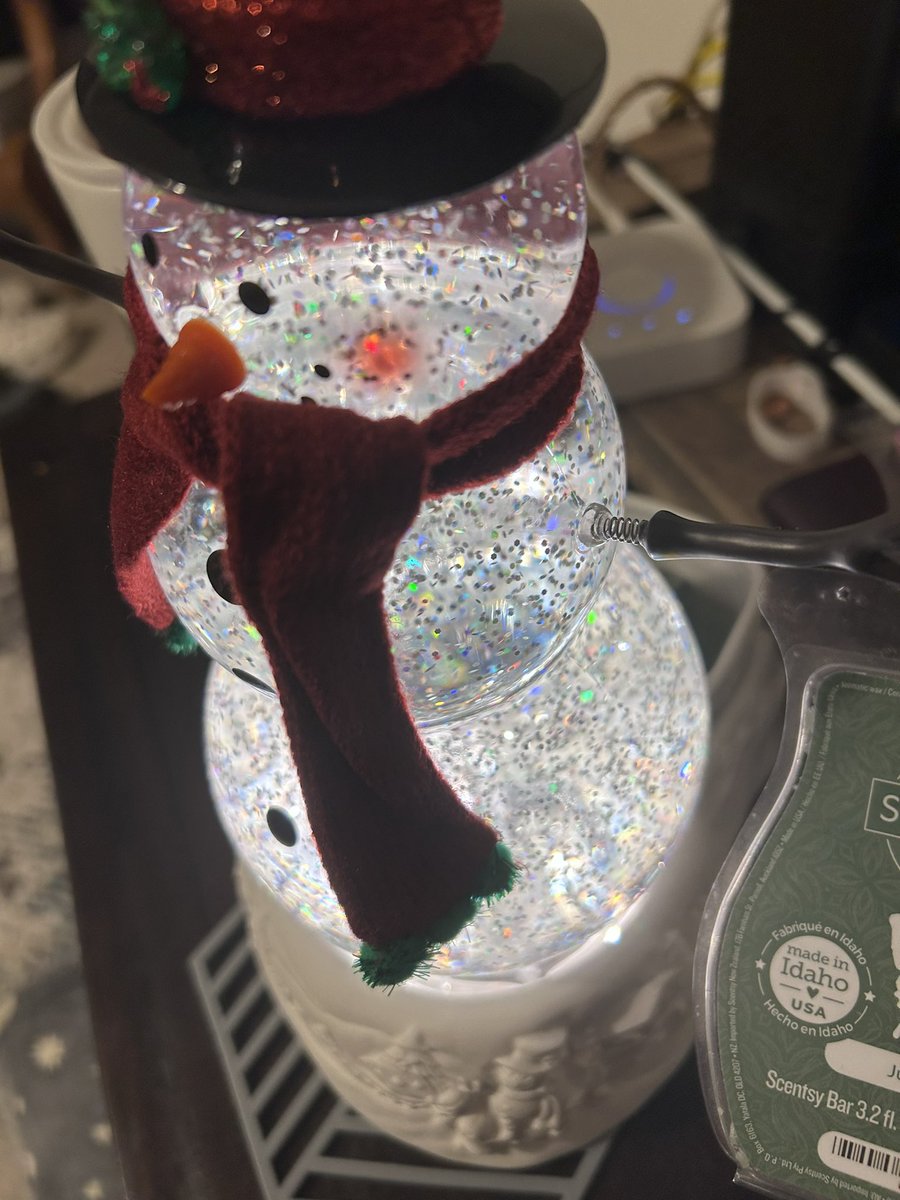 TalbertLeo's tweet image. Found where to put him and decided to put just for you because it smells like a Christmas tree.

* Fun fact Using trivets right now since the width it’s too wide for a stand. Until I find /figure out something wide enough for him.

#latenite #christmas #snowman #wax #waxchange