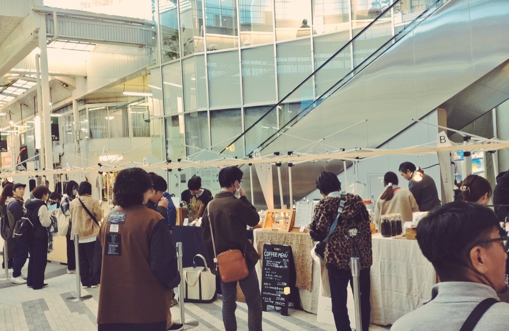 junkoharubiyor1's tweet photo. 【Yanagase COFFEE COUNTER】

各地の珈琲屋さんのブレンドコーヒーの飲み比べができます。

folk 珈琲とお菓子（滋賀）
チムニー珈琲焙煎所（兵庫）
78Coffee（埼玉）

折角なので地元じゃない↑を頂きました☕
外で立ち飲みコーヒー中々良い感じでした〜

#キリトリセカイ
#COFFEECOUNTER https://t.co/ju4zTTNlSO