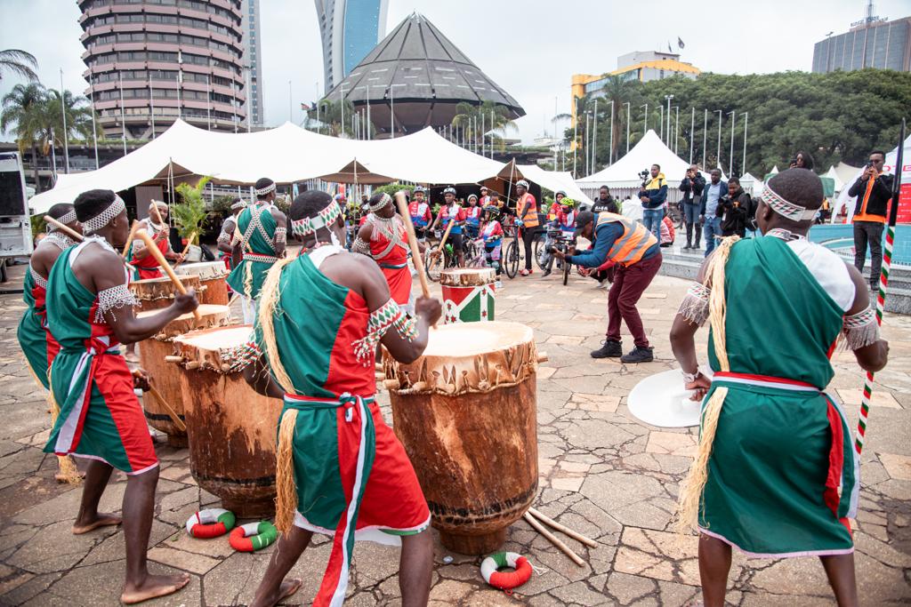 Back inside the <a href="/KICC_kenya/">KICC_Kenya</a>! 10s of vendors from all over the country and entertainment from various groups. #JubileeGNBRLiveFreeRace