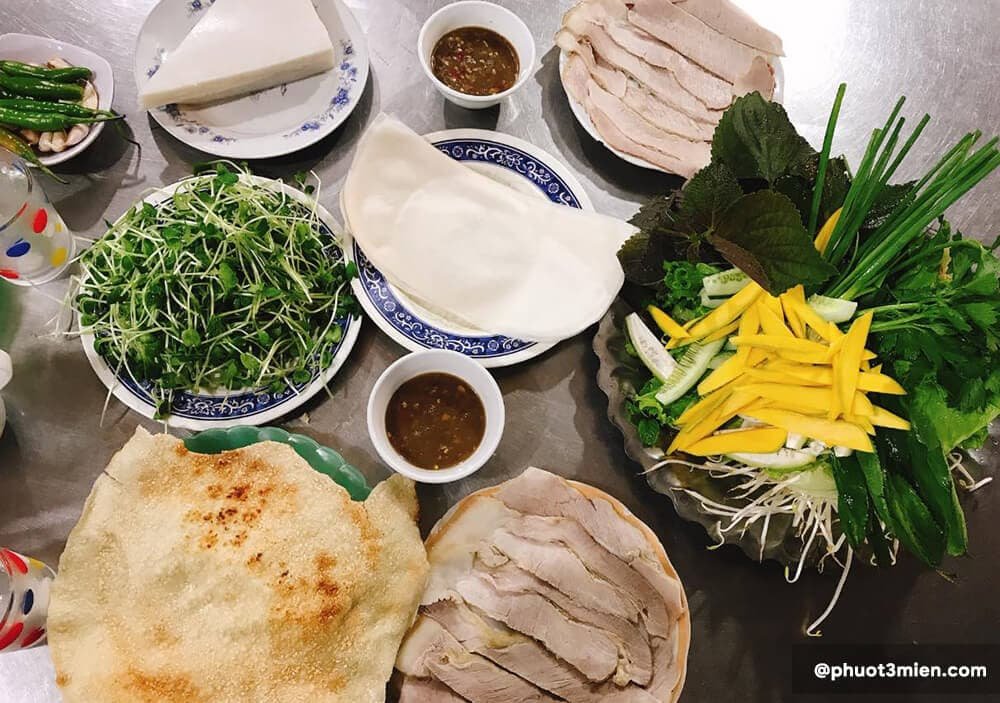 Bánh trang cuốn thịt heo- Đà Nẵng
Bánh tráng cuốn thịt heo là một trong những món ăn làm nên tên tuổi của ẩm thực Đà Nẵng, ấn tượng với vỏ bánh tráng dai mềm, thịt luộc chín tới mềm ngọt, các loại rau củ quả tươi mát, chấm mắm nêm đậm đà
Địa chỉ: Chi