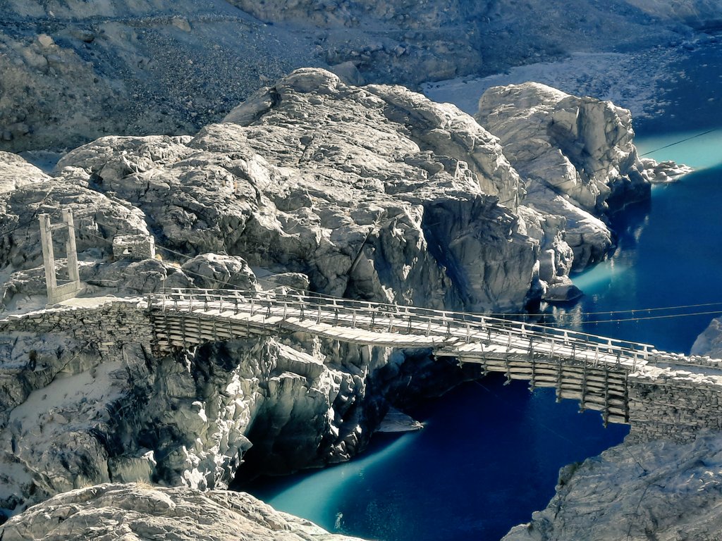 zeeshankareemAS's tweet photo. The first ever #cantilever bridge in the Baltistan region @ Frano Village , Apo Ali Shah bridge started in 1933 and culminated in 1939. , Apo Ali Shah learned this skill in #Ladakh built this  without using a single nail. 

#indegenouspeople #indegenouswisdom #littletibet https://t.co/SXhQNQpK8r