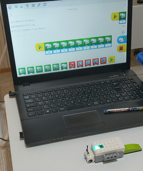 kei_pro_001's tweet photo. 先日は年長さんと高学年の子のレッスンがありました。
年長さんはタブレットでのプログラミング学習、パソコンのタイピングを少しとレゴのレッスンを行いました。
元々レゴが大好きな子で、レッスンでは初めてでしたが上手く組み立てられました👍

#サカプロ #WeDo2.0 #プログラミング教室 #香川県 https://t.co/5yZLWcfrDh