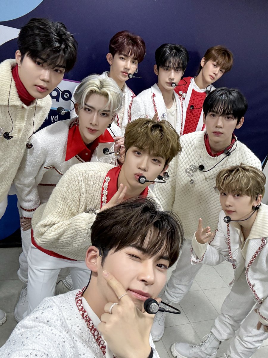 ZB1_official's tweet photo. _𝗭𝗘𝗥𝗢𝗙𝗢𝗖𝗨𝗦

제로즈 마음 다 멜팅 해놓고 이렇게 떠나버리기 있나요🫠
기다릴게.. 기다린다❤‍🔥
제로즈...한 발자국도 안 움직인다🌹

#ZEROBASEONE #ZB1
#제로베이스원 
#MELTINGPOINT
#ZEROBASEONE_MELTINGPOINT https://t.co/qzR5s9tIPc