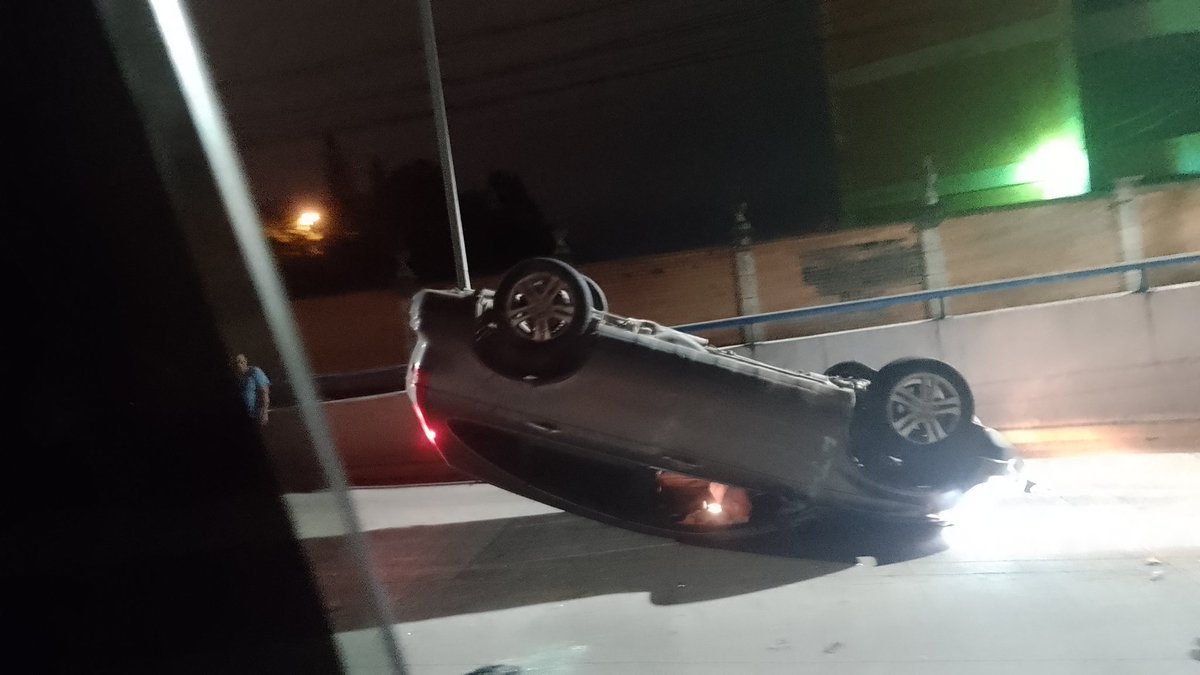 danimart10's tweet photo. @TRAFICOENTEGUS  accidente horas de la madrugada tunel frente a universidad católica https://t.co/FqObSC03HT