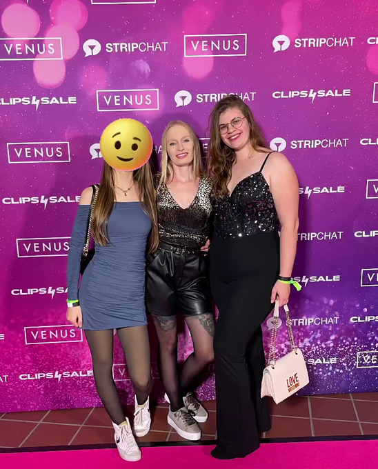 Und hier noch mal ein Bild zusammen mit @Real_Emma_Wolf und #LunaLou bei der #Netstars https://t.co/<a class="tags" target="_blank" title="On Twitter" href="/?out=eyJ0eXAiOiJKV1QiLCJhbGciOiJIUzUxMiJ9.eyJpYXQiOjE3MjI2MTYwOTEsImlzcyI6InR3cG9ybnN0YXJzLmNvbSIsIm5iZiI6MTcyMjYxNjA5MSwiZXhwIjoxNzU0MTUyMDkxLCJyZWRpcmVjdF91cmwiOiJodHRwczovL3R3aXR0ZXIuY29tL1JlYWxfRW1tYV9Xb2xmIn0.eZHEzkPzdmcBlTOVcarWuokj1pdRELAvZLvn6Da5WrXEvLfnDd7KSlbEcYCzPwAWvedYxMrxt_hRBiXRv979ew">@Real_Emma_Wolf</a><a href="/tag/netstars"class="tags"><span>#netstars</span></a><a href="/tag/lunalou"class="tags"><span>#lunalou</span></a>