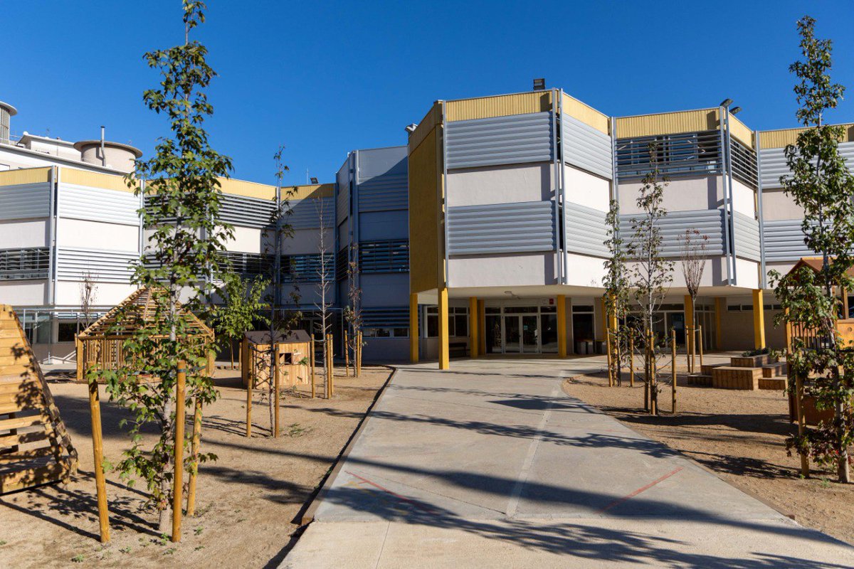 BCN_SantsMont's tweet photo. 🏫🌳 L'Escola i l'@InsLluisVives de #SantsBadal participen enguany a #TransformemElsPatis!
La comunitat educativa decidirà al llarg del curs com volen el pati i l'estiu vinent, durant les vacances, s'hi faran les obres.
ℹ️ https://t.co/J5fzX79cMS @BCNeducadora @DecidimBCN https://t.co/8NsER4xyaE