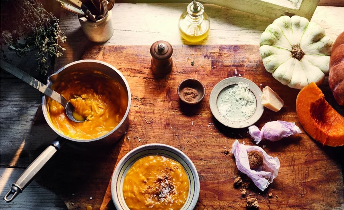 In Med, het kookboek van de 85-jarige veelgeprezen Claudia Roden, deelt de schrijfster een aantal heerlijke Italiaanse gerechten. Zo ook deze pompoensoep met orzo en amaretti. Dit gerecht heb je binnen tien minuten gemaakt en barst van de smaak. desmaakvanitalie.nl/pompoensoep-or…