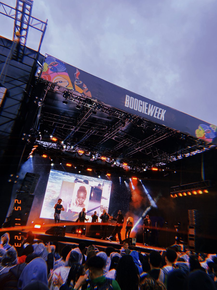 rickzzreal's tweet photo. “Emocionante ver o BK cantando ‘Continuação de um Sonho’ sob a garoa durante a #BoogieWeek.@bkttlapa https://t.co/HUtbxUyOFY