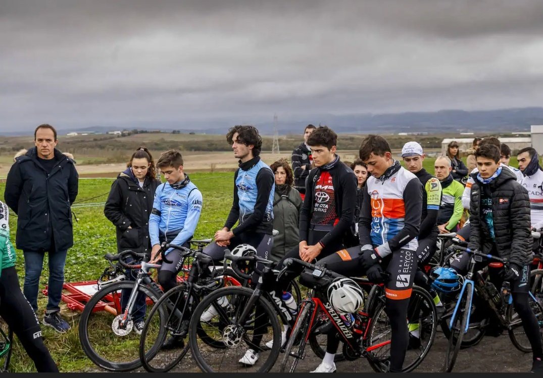 idg1921's tweet photo. Momentos muy duros para los que compartían pasión con Él. Que nadie más tenga que pasar por esta situación, cosa que desgraciadamente......
🖤Buena ruta Íñigo, a donde vayas ahora 🖤
📷 @elcorreo_alava https://t.co/hykCDKoB17