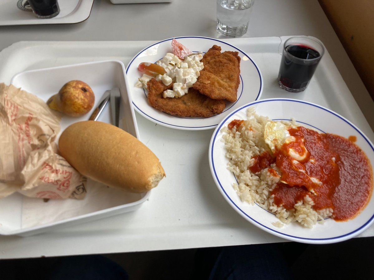 Cuban rice with egg, schnitzel with potato salad, bread, a pear and a glass of red wine at University of Granada 🇪🇸

💶 3.50€