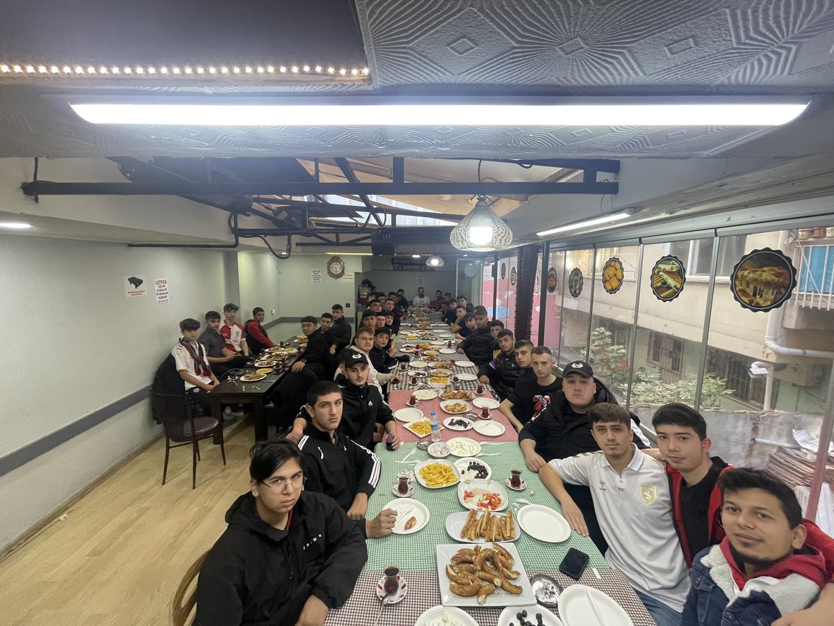 Aramıza yeni katılan dostlarımıza hoşgeldin demek, birlik beraberliğimizi güçlendirmek amacıyla Seyr-i Alem Cafe’de kahvaltı organizasyonunda bir araya geldik. Karşılıklı fikir alışverişinde bulunduk. Her zamankinden çok daha G.Ü.Ç’lü geliyoruz!
#Samsunspor #LiseliŞirinler