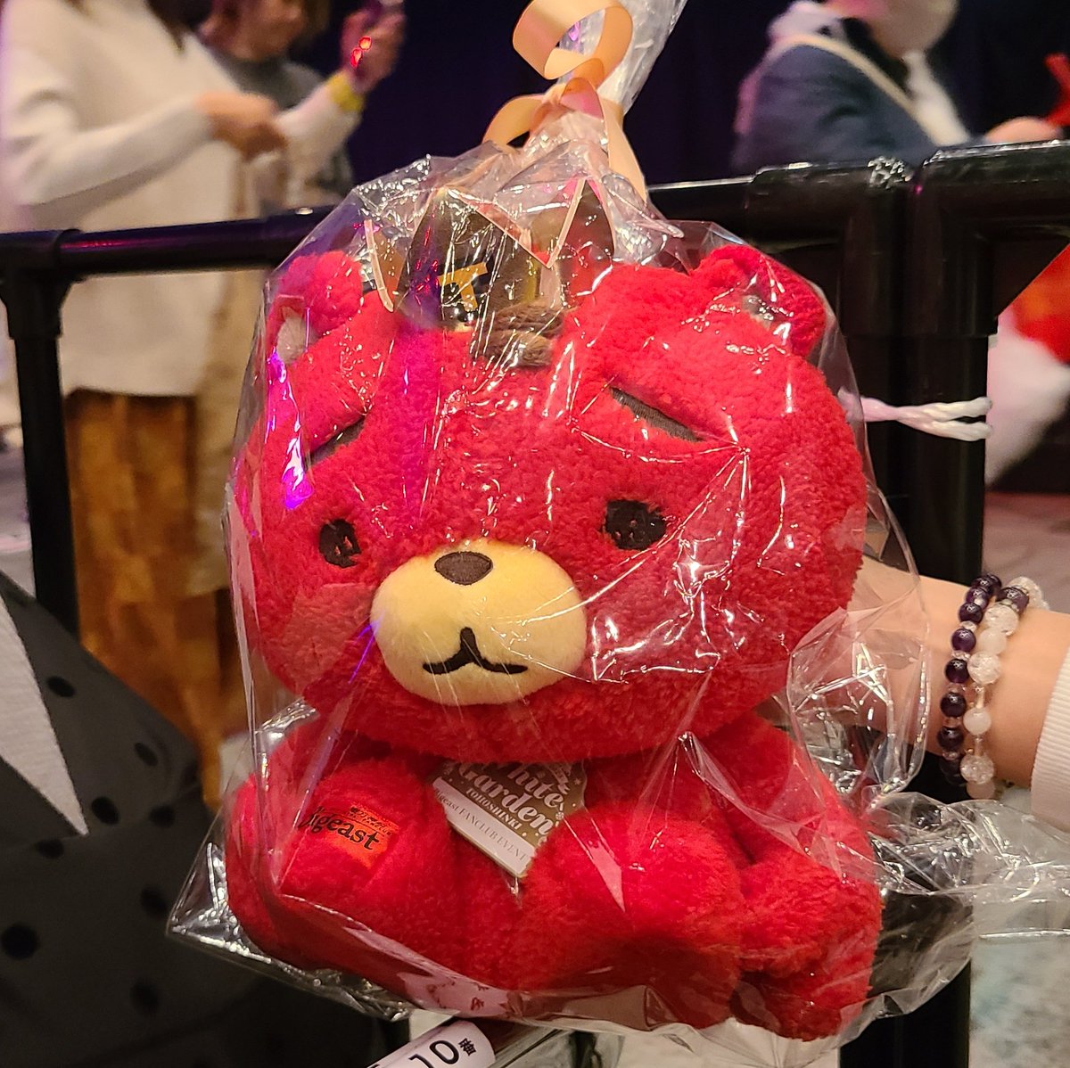 uknowmmm's tweet photo. 幕張初日一部。アリーナ前方、通路側。お隣の方のと前の席の方とじゃんけんをするユノ、何度もユノが勝っちゃうのでその間間近でユノを堪能。下から見ても美しい。(顔垂れないw)そしてトロッコから手渡し🧸。ありがとうございます。周辺の皆さんとも幸せ分かち合い(笑)
#東方神起
#ビギイベ https://t.co/Vj1SGkI45E