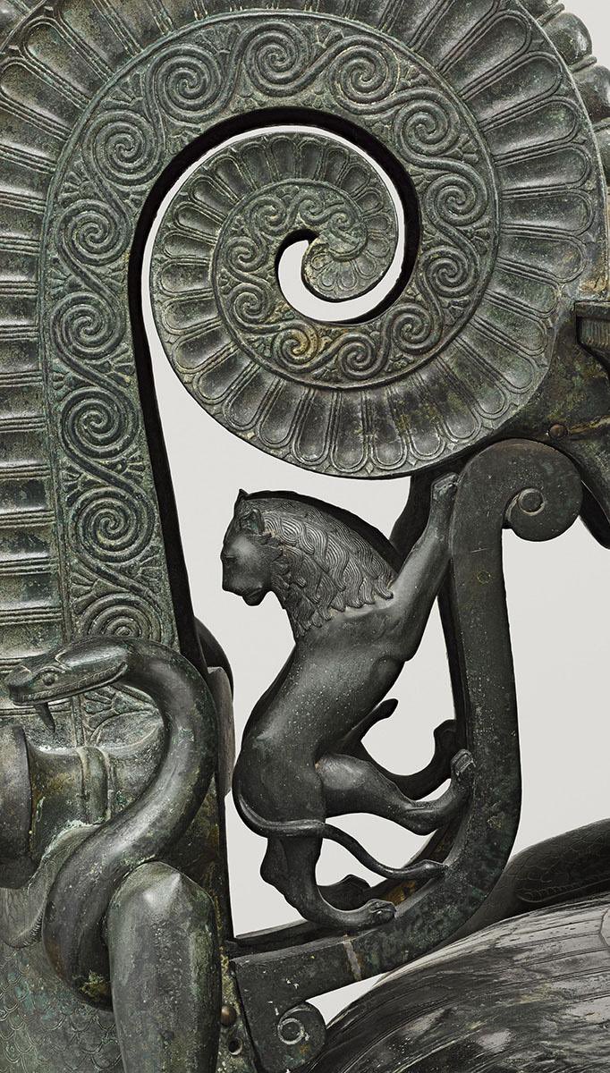HeraklesCithare's tweet photo. Admirez les détails somptueux de cette volute en bronze ornant le célèbre cratère de Vix.

Découvert dans la tombe d’une princesse Celte, le cratère pèse près de 210kg pour une capacité de 1100l. Daté du VIe siècle avant J.-C. , c’est un précieux témoin de l’orfèvrerie grecque de bronze durant la période archaïque et des relations commerciales entre Grecs et Celtes.

Musée du pays Châtillonnais.
