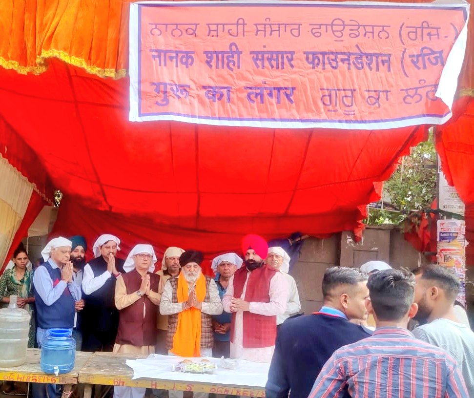 NSS_Foundation's tweet photo. श्री गुरु नानकदेव जी के प्रकाश-पर्व के उपलक्ष्य मे #NssFoundation द्वारा दिल्ली मुखर्जी नगर मे लंगर सेवा की गई
जिसमे संस्था के संरक्षक @BabekMatta भाजप�� दि.प्र मंत्री @impreetsbakshi आरएसएस दि.प्र से वागीश इस्सर जी,प्रो. भारतभूषण जी, त्रिभुवन जी @JasMatta व अन्य संगत मौजूद रही। https://t.co/lVtH41FujN