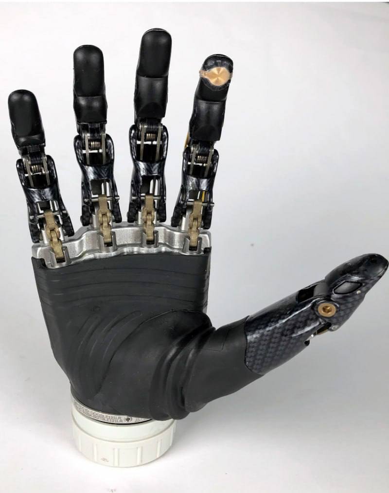 Tech__niverse's tweet photo. ✋🏻Chinese scientists have created a sensor that allows robots and prosthetics to feel the texture of objects.

The sensor, which mimics the pad of a human finger, can in real-time determine the texture of the object it touches.

#Robotics #China https://t.co/MX2WuXnQa5